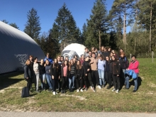 pred hišo eksperimentov